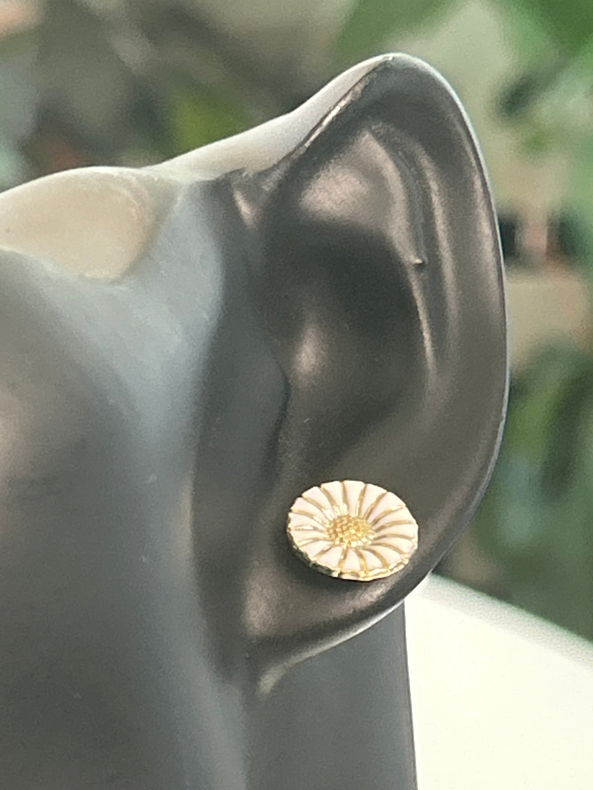 Georg Jensen Daisy ørestikker med hvid emalje – 11 mm