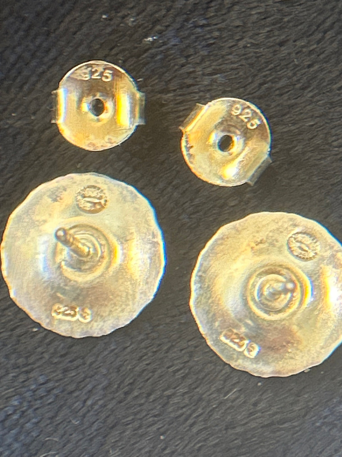 Georg Jensen Daisy ørestikker med hvid emalje – 11 mm