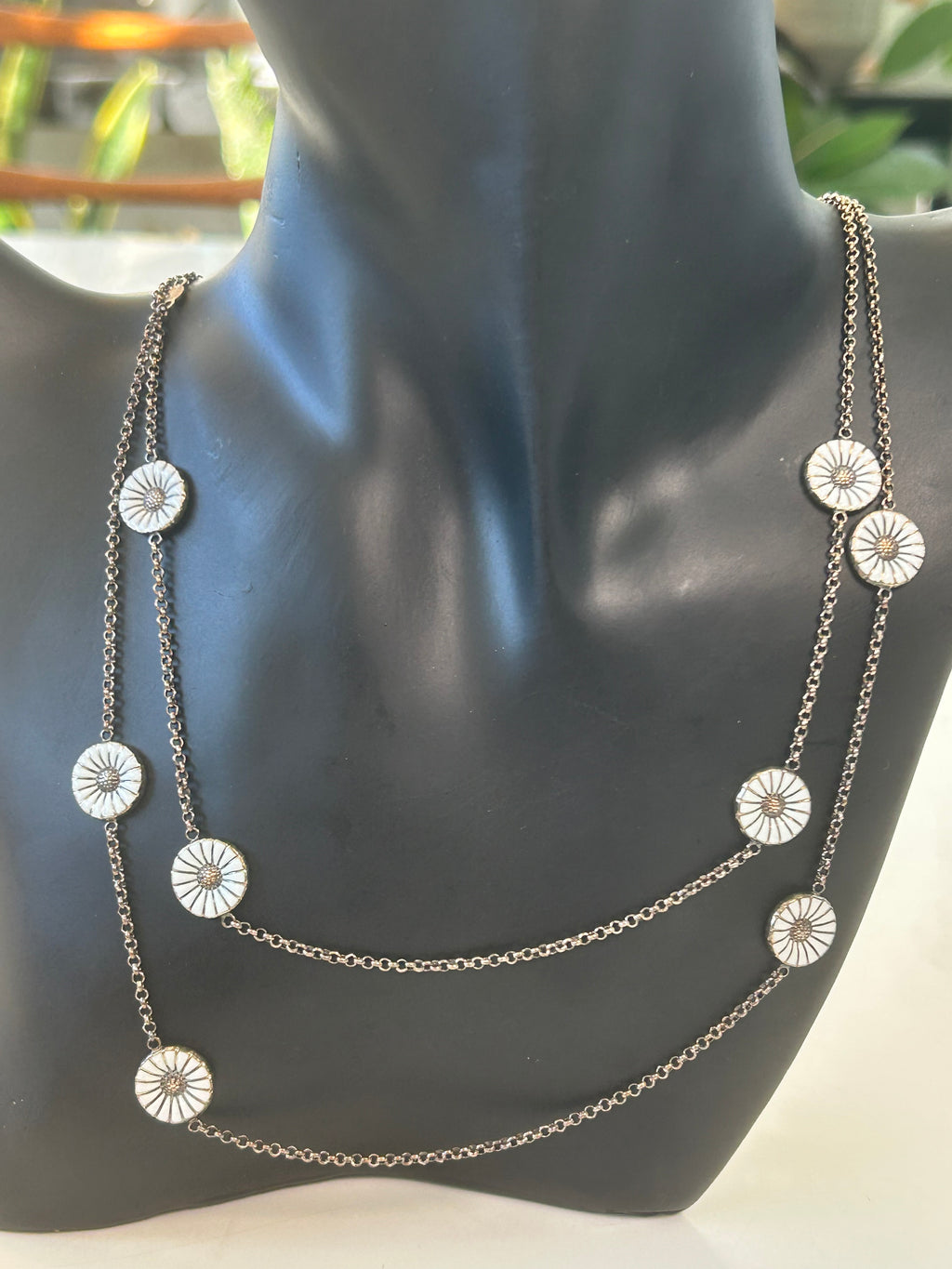 Georg Jensen Daisy sautoir halskæde med 12 margueritter – 97 cm