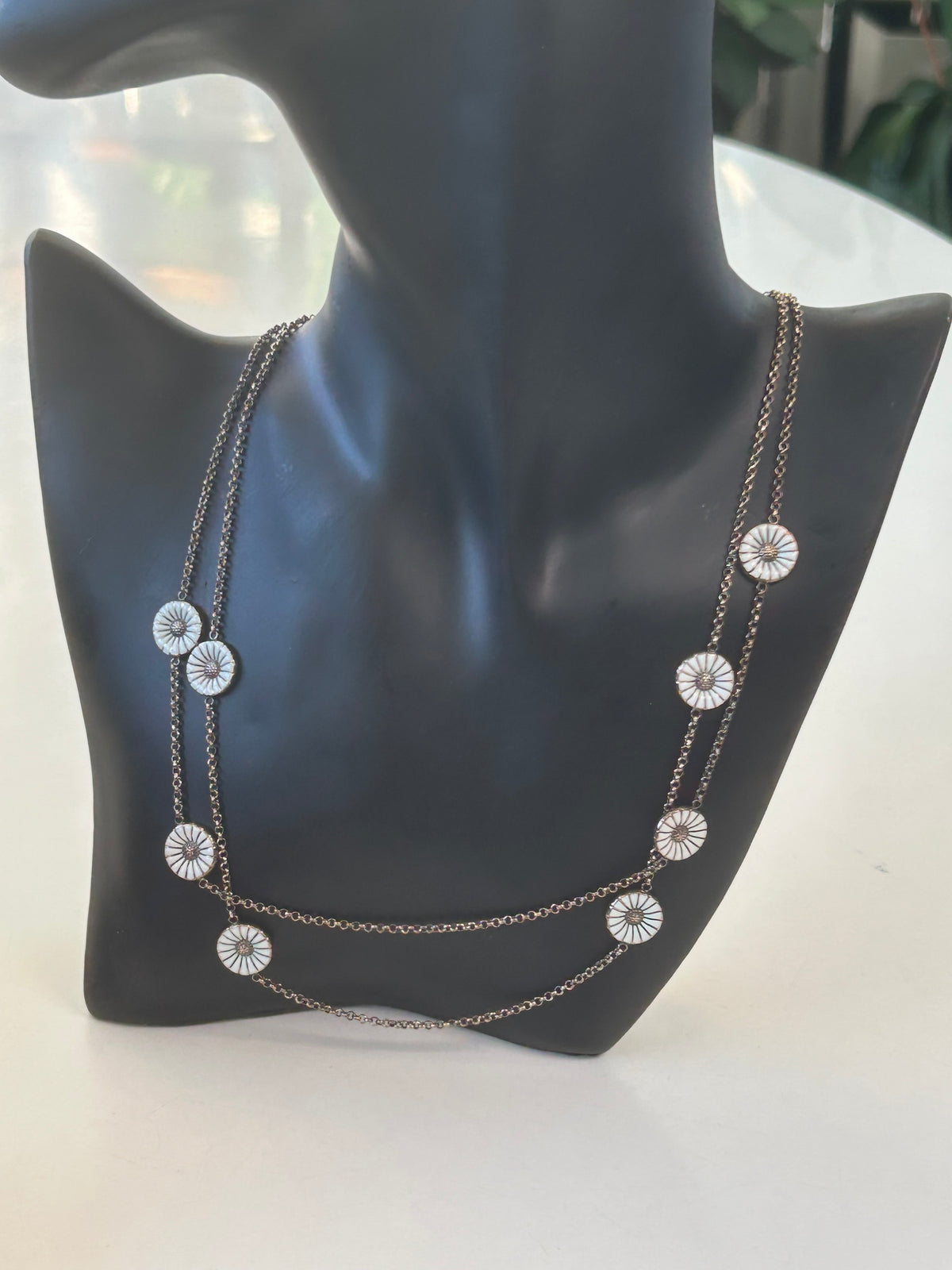 Georg Jensen Daisy sautoir halskæde med 12 margueritter – 97 cm