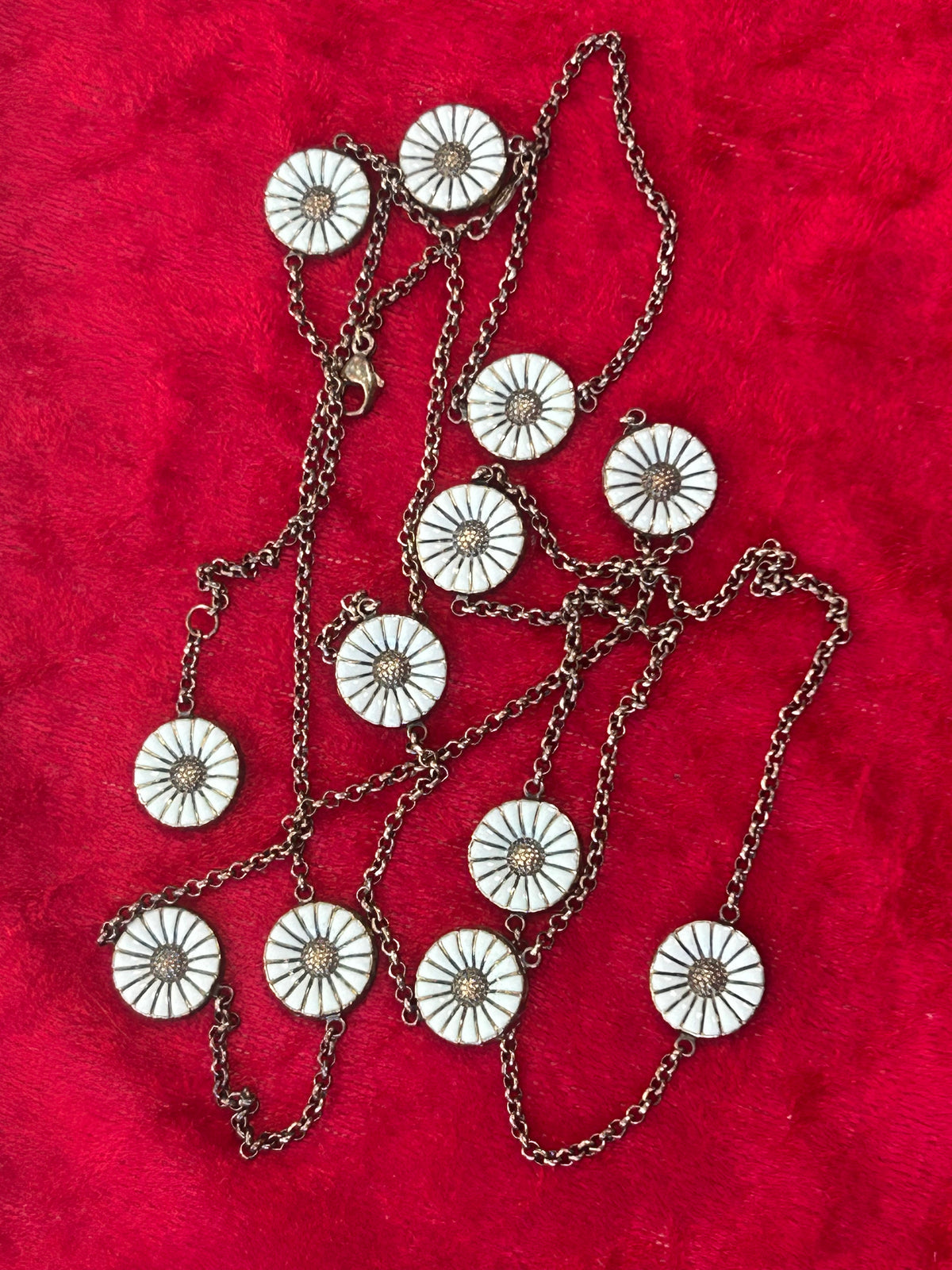 Georg Jensen Daisy sautoir halskæde med 12 margueritter – 97 cm