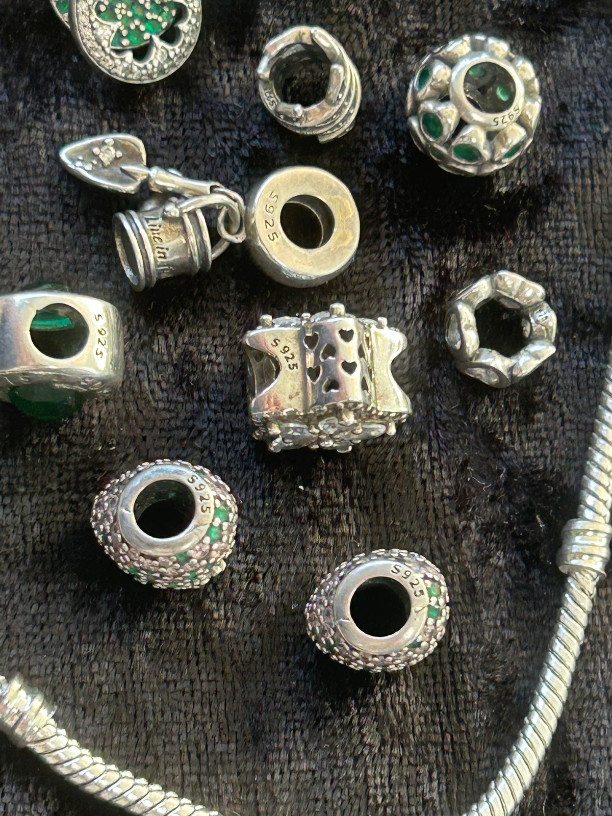 Pandora sølvarmbånd med 15 charms – ALE 925