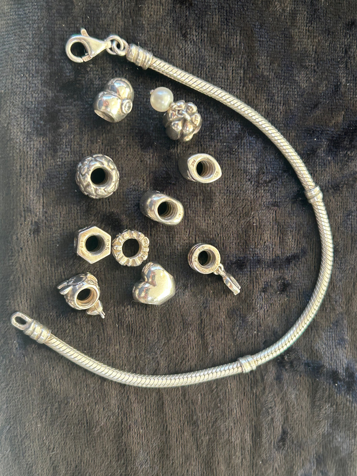 Pandora sølvarmbånd med 10 charms – ALE 925