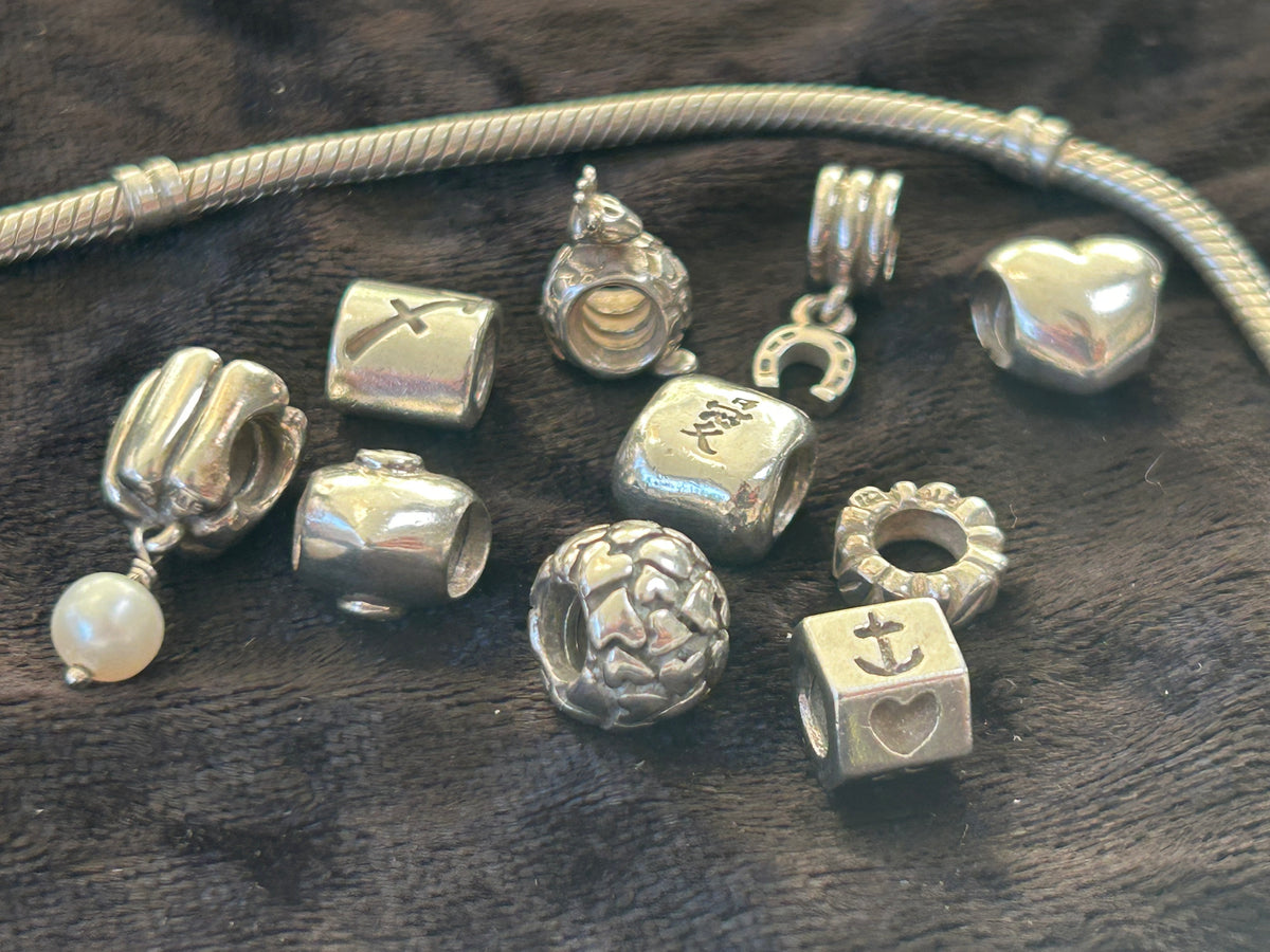 Pandora sølvarmbånd med 10 charms – ALE 925