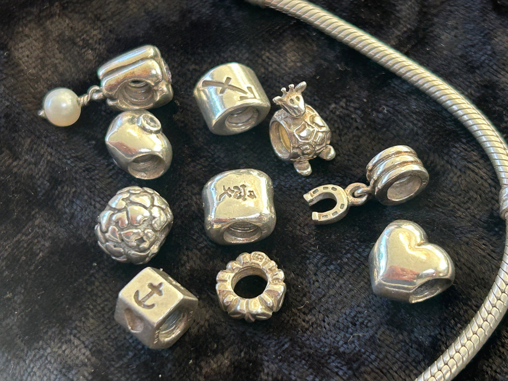 Pandora sølvarmbånd med 10 charms – ALE 925
