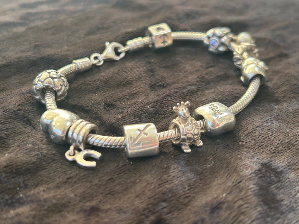 Pandora sølvarmbånd med 10 charms – ALE 925