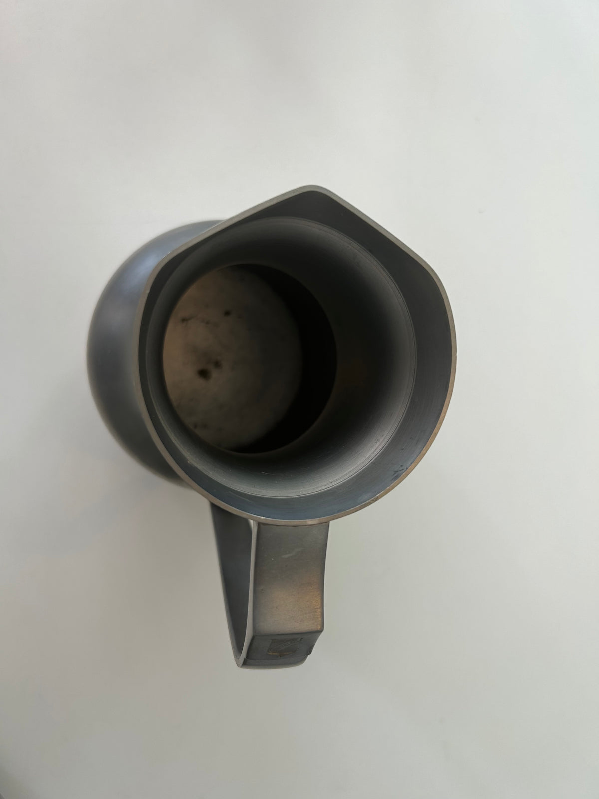 Ældre A.P.G.-stemplet kande i tin/pewter – GEVLOT – 19 cm - billede 7