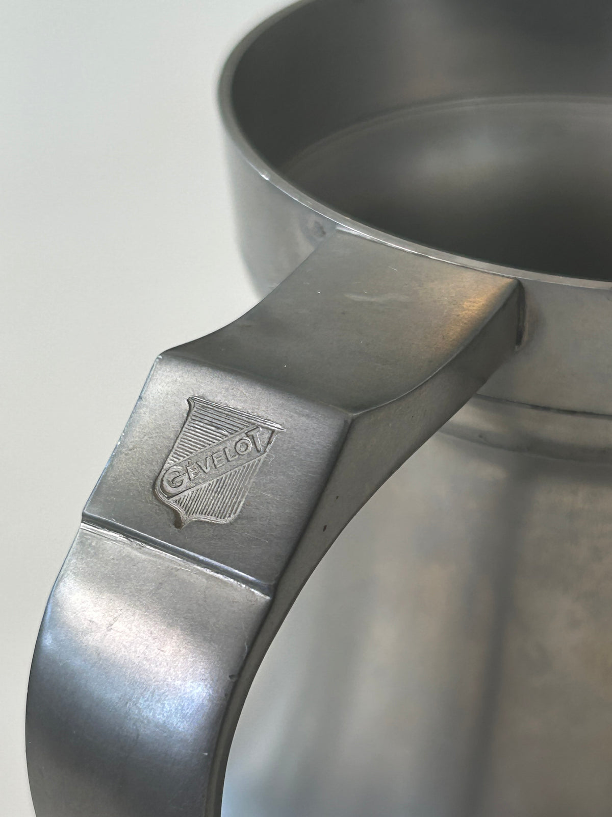 Ældre A.P.G.-stemplet kande i tin/pewter – GEVLOT – 19 cm - billede 8