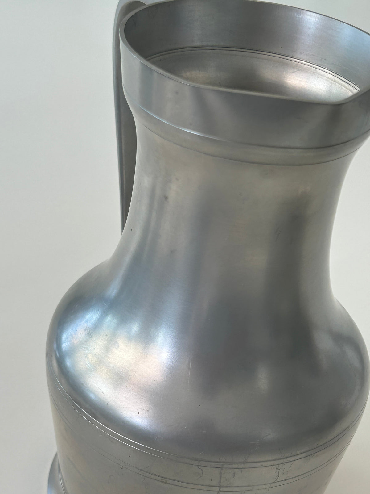 Ældre A.P.G.-stemplet kande i tin/pewter – GEVLOT – 19 cm - billede 9