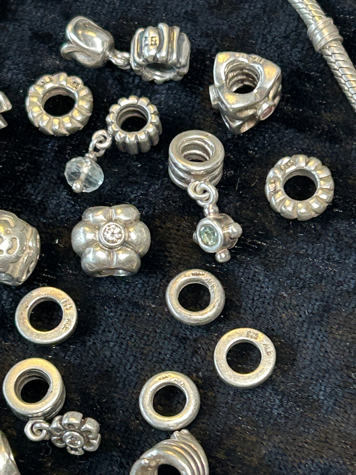 Pandora sølvarmbånd med 25 charms – ALE 925, 68 g