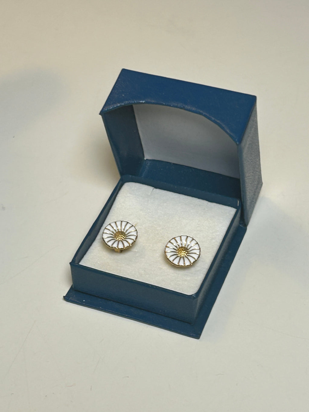 Georg Jensen Daisy ørestikker med hvid emalje – 11 mm