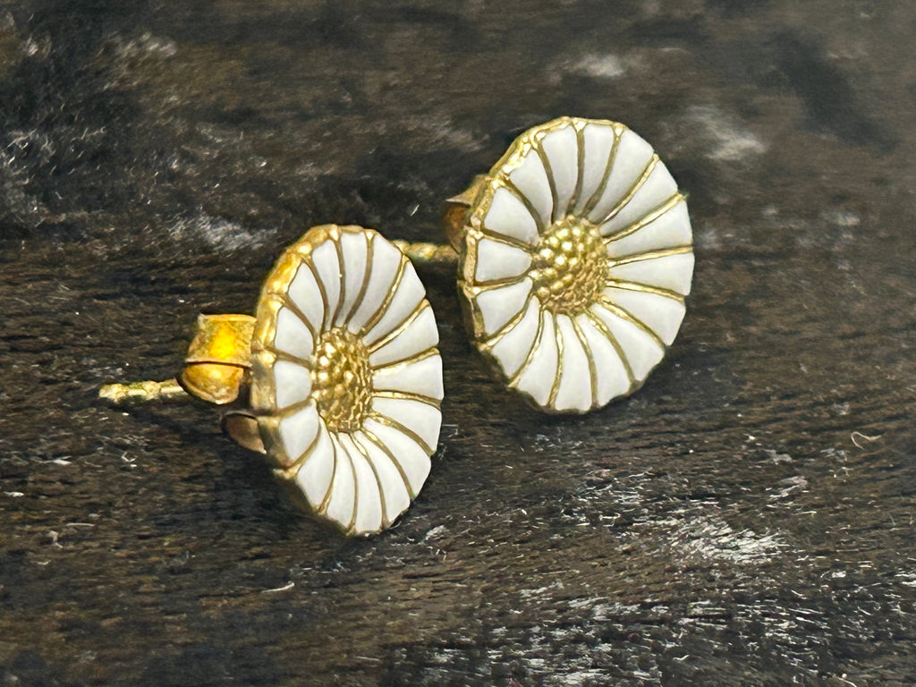 Georg Jensen Daisy ørestikker med hvid emalje – 11 mm