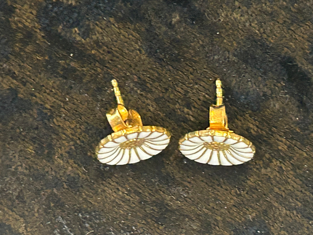 Georg Jensen Daisy ørestikker med hvid emalje – 11 mm