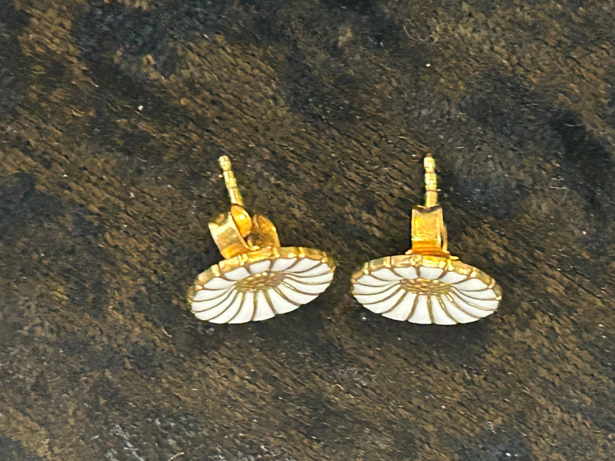 Georg Jensen Daisy ørestikker med hvid emalje – 11 mm
