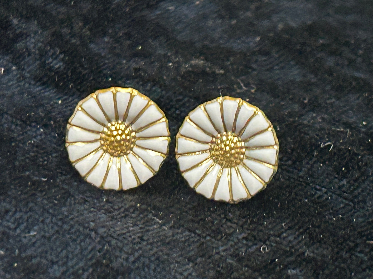 Georg Jensen Daisy ørestikker med hvid emalje – 11 mm