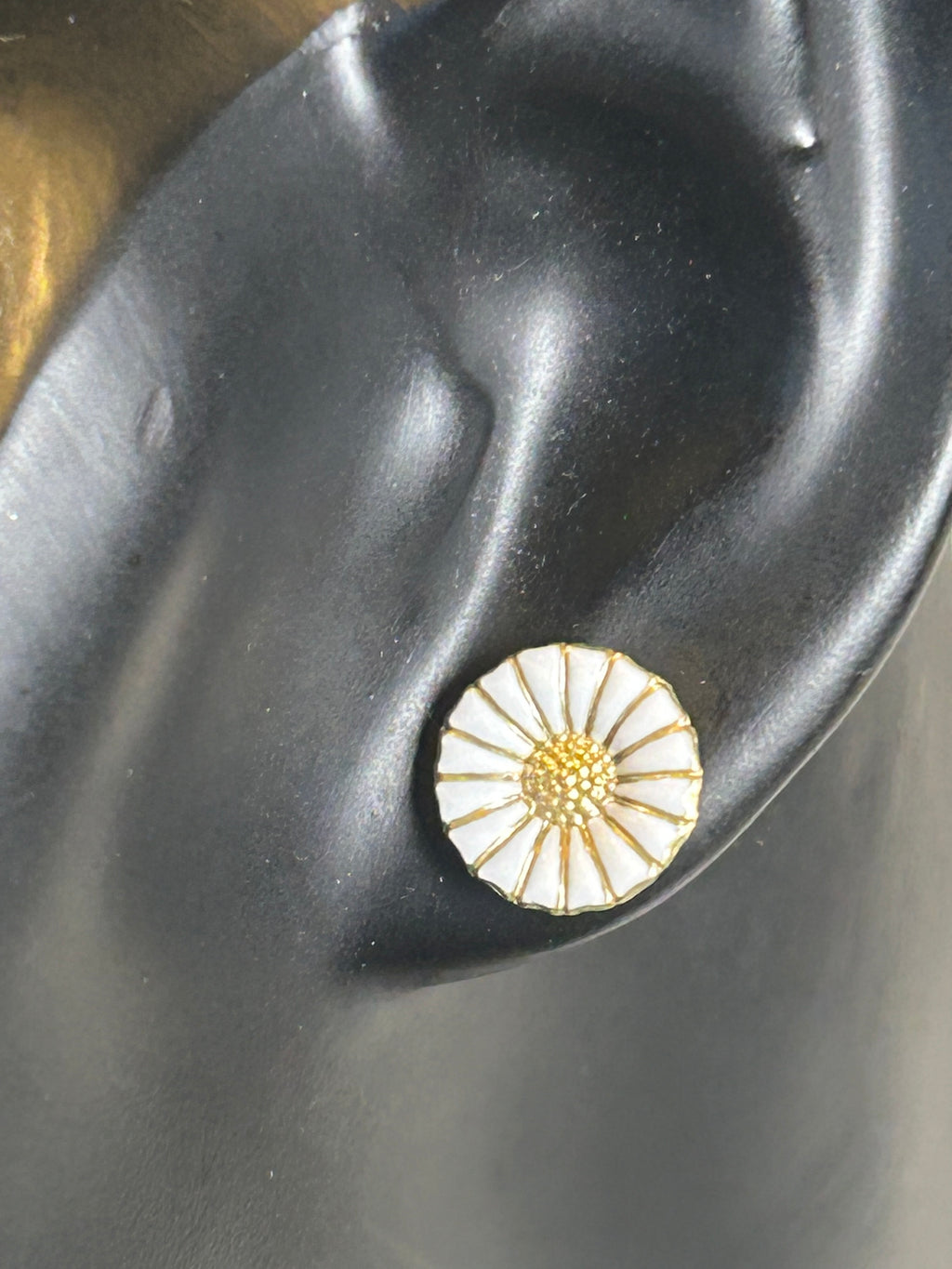 Georg Jensen Daisy ørestikker med hvid emalje – 11 mm