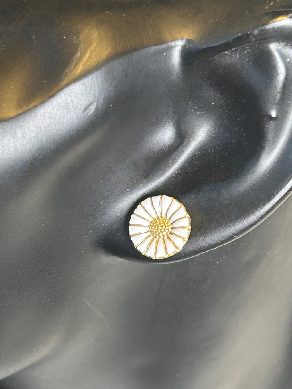 Georg Jensen Daisy ørestikker med hvid emalje – 11 mm