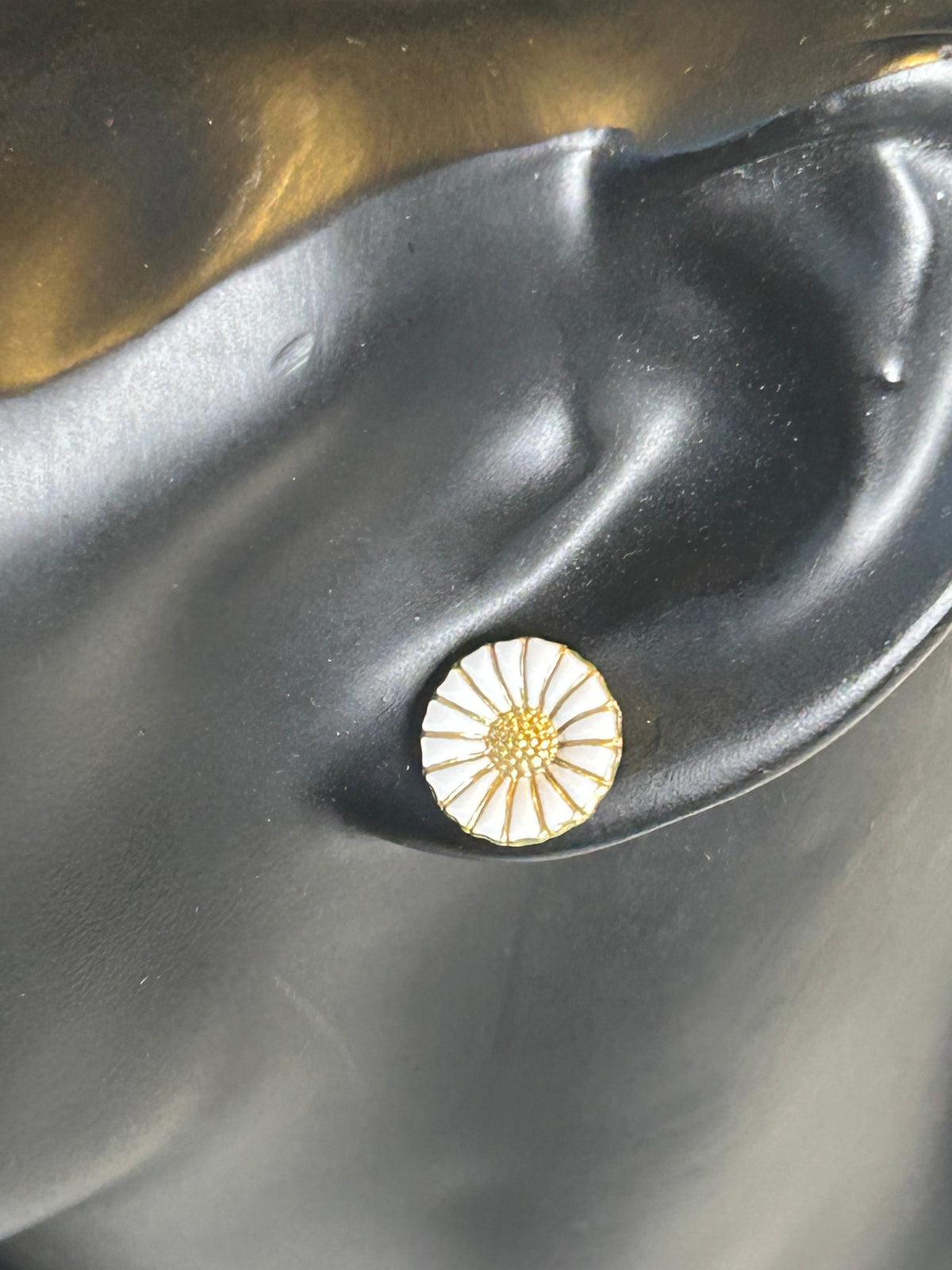 Georg Jensen Daisy ørestikker med hvid emalje – 11 mm