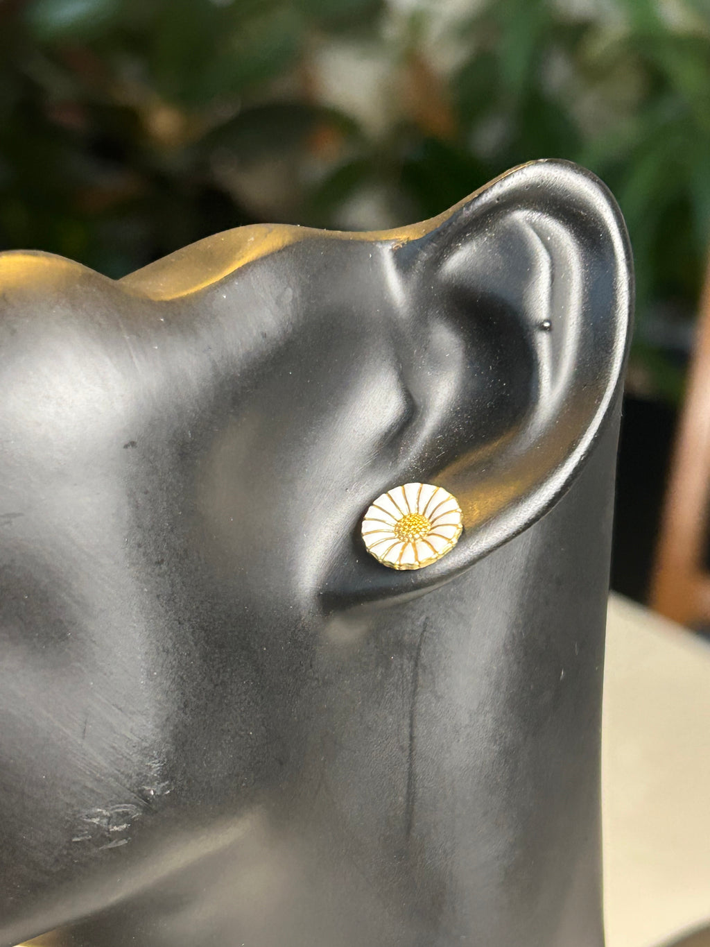 Georg Jensen Daisy ørestikker med hvid emalje – 11 mm