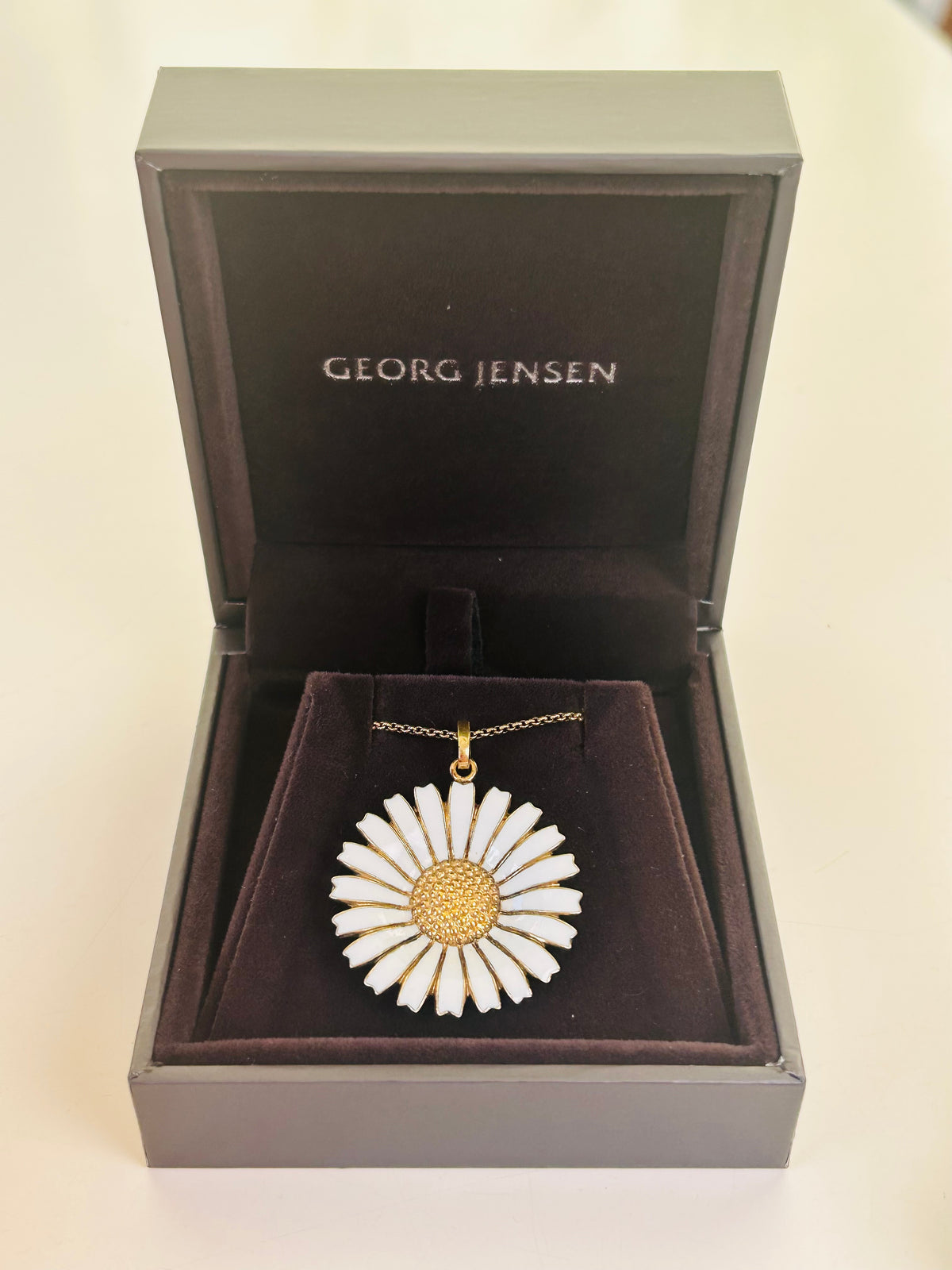 Georg Jensen Daisy halskæde – 33 mm – forgyldt 925 sølv &amp; hvid emalje