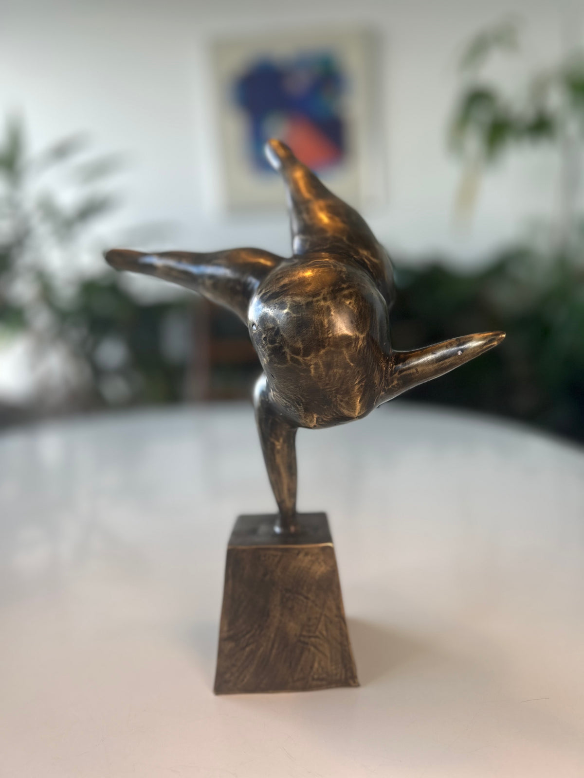 Abstrakt bronzeskulptur – akrobat i håndstand på sokkel – 30 cm – 1,4 kg