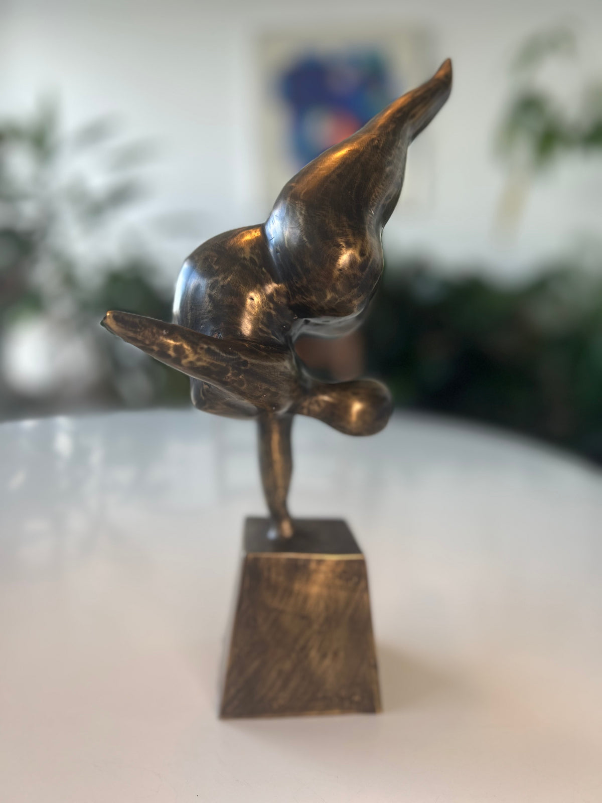 Abstrakt bronzeskulptur – akrobat i håndstand på sokkel – 30 cm – 1,4 kg