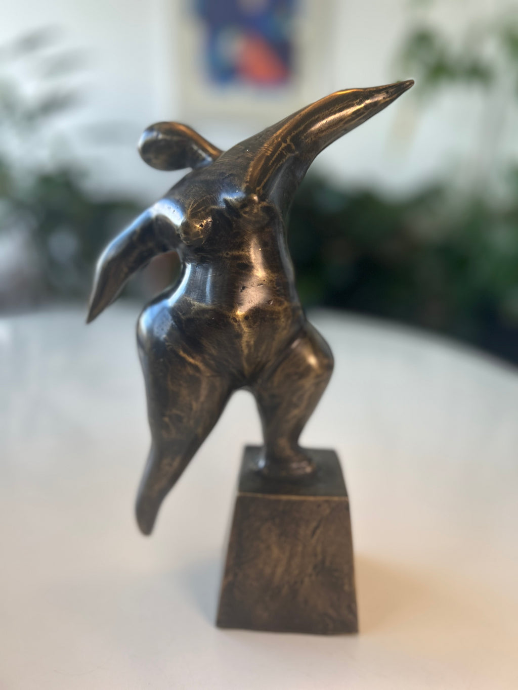 Abstrakt bronzeskulptur – kvindefigur i bevægelse på sokkel – 27 cm