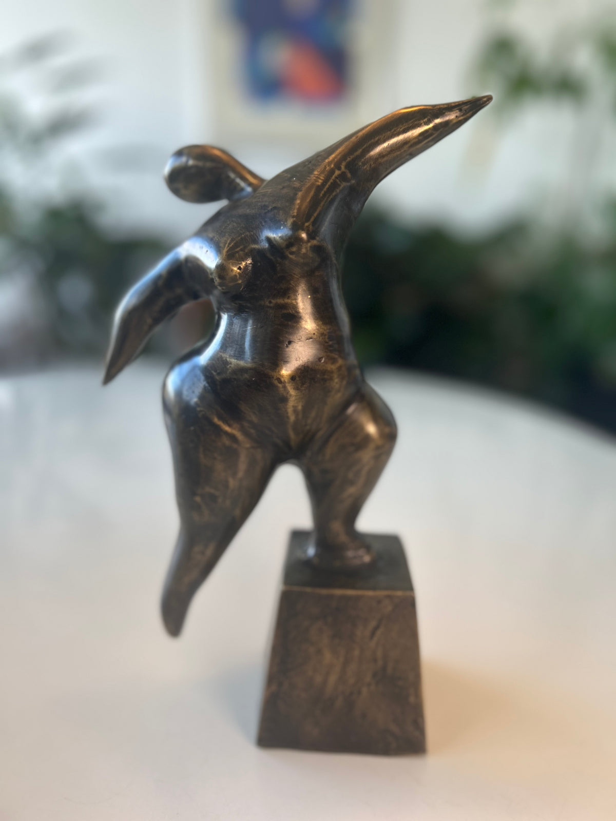 Abstrakt bronzeskulptur – kvindefigur i bevægelse på sokkel – 27 cm