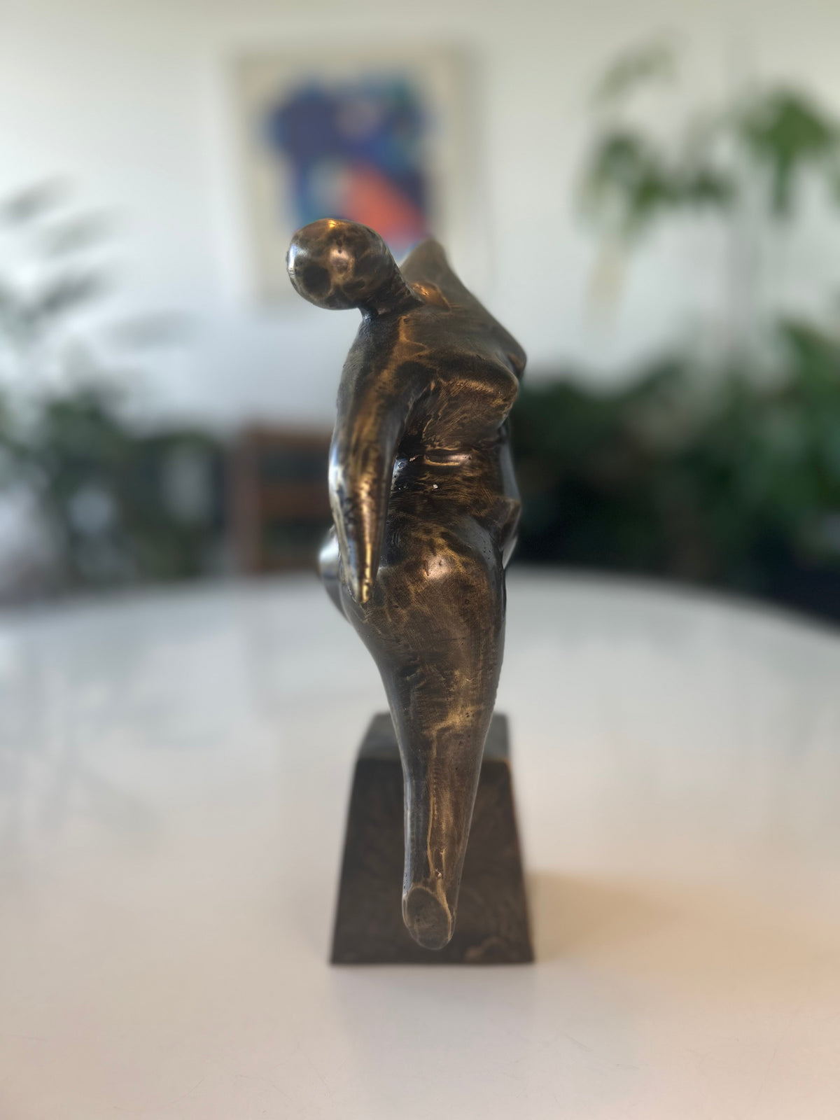 Abstrakt bronzeskulptur – kvindefigur i bevægelse på sokkel – 27 cm