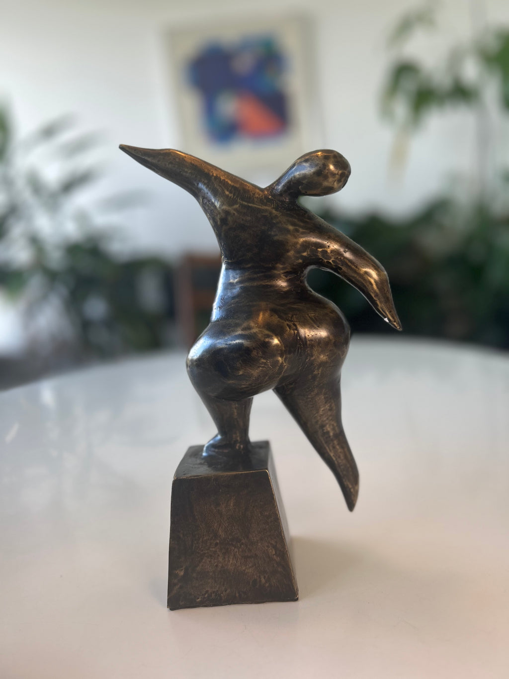 Abstrakt bronzeskulptur – kvindefigur i bevægelse på sokkel – 27 cm