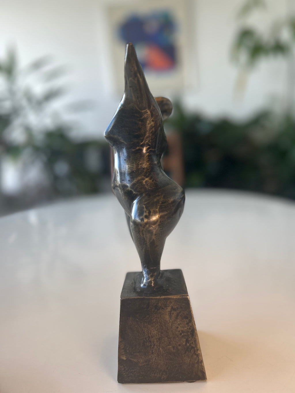 Abstrakt bronzeskulptur – kvindefigur i bevægelse på sokkel – 27 cm